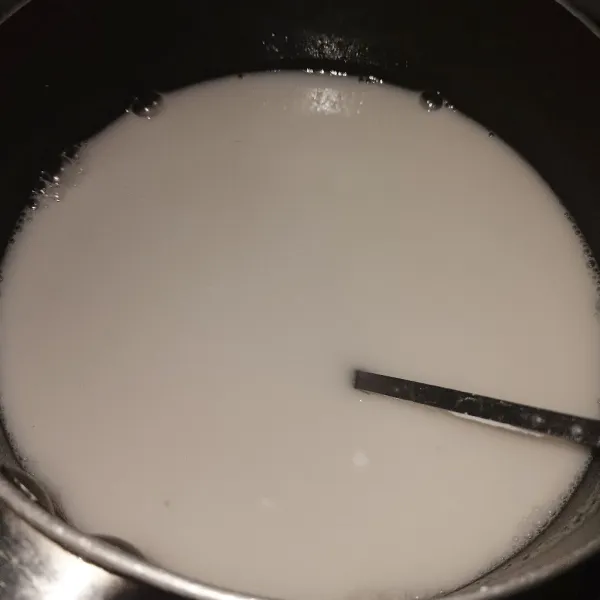 Masukkan santan, gula, garam, dan vanili bubuk ke dalam panci. Masak dengan api sedang sambil diaduk.