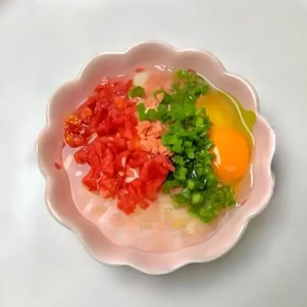 Masukkan tomat cincang, ayam cincang dan daun bawang. Aduk rata.