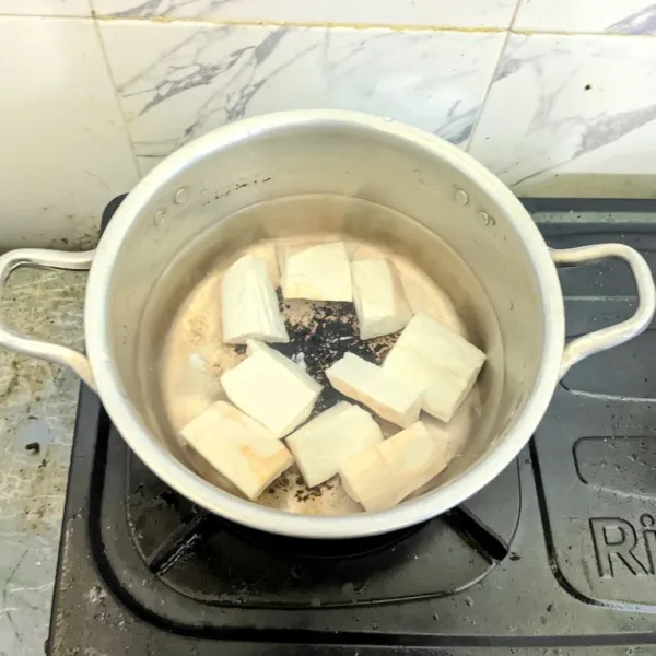 Rebus singkong dengan air hingga mendidih.