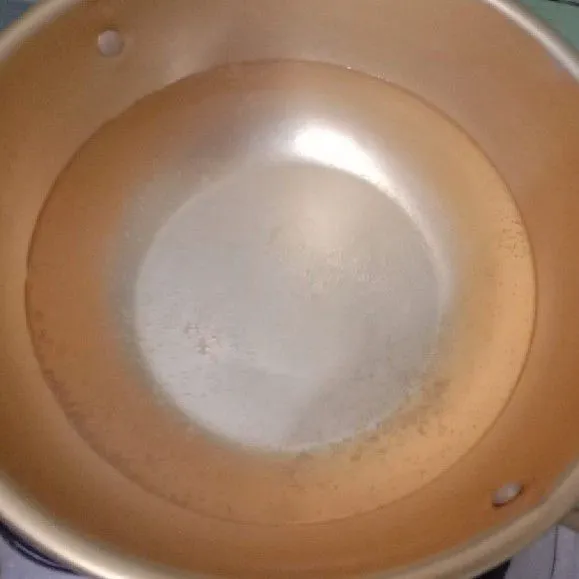 Siapkan air diatas panci (opsional), masak hingga mendidih.