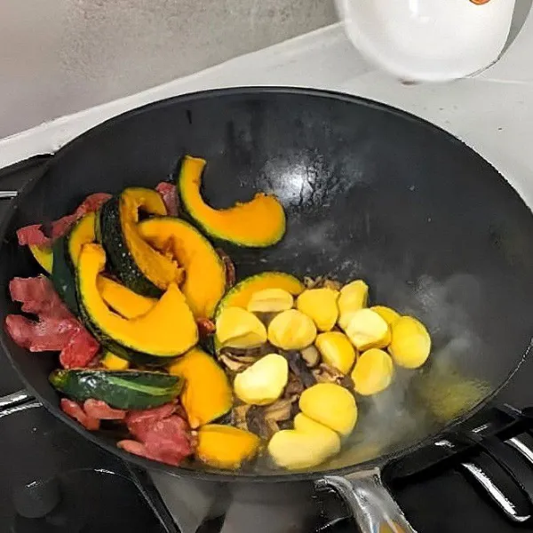 Tambahkan 80 gr kacang kastanye dan 60 gr jamur, aduk rata.