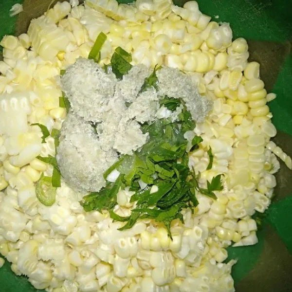 Tambahkan bumbu halus dan daun seledri, seasoning dengan garam dan kaldu bubuk secukupnya.