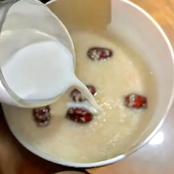 Tambahkan 150 ml susu cair, aduk perlahan.