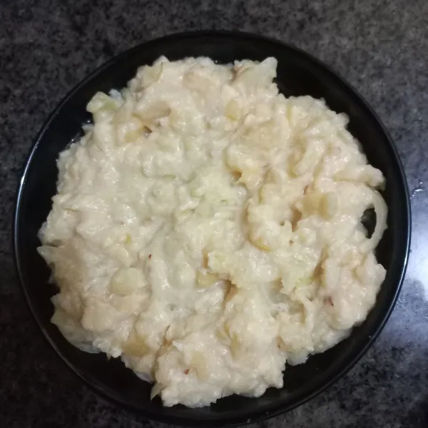 Siapkan wadah tahan panas yang telah diolesi minyak zaitun, tuang kentang lalu ratakan