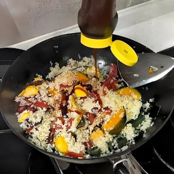 Tambahkan bumbu, 10 ml kecap asin, 3 gr garam, 10 ml saus tiram, dan 5 gr kaldu bubuk instan, aduk rata.