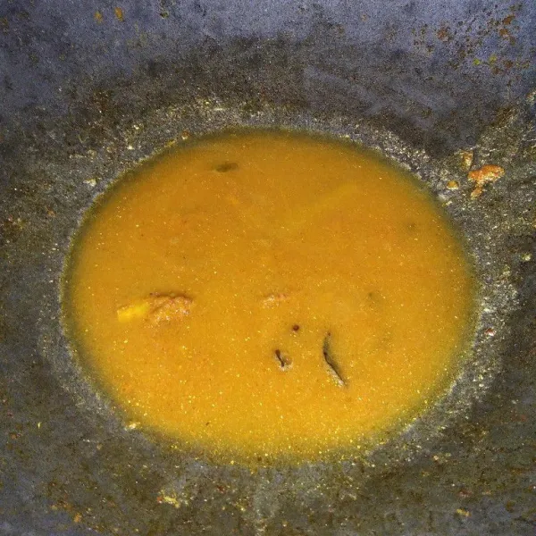 Tambahkan air, beri garam, dan gula.