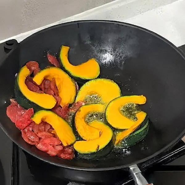 Masukkan 200 gr labu kuning, tumis sampai sedikit kecokelatan.