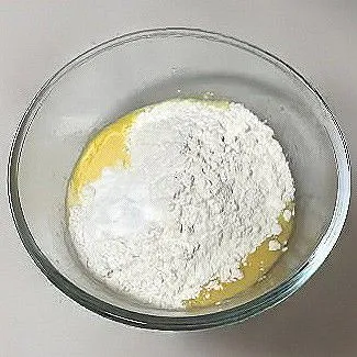 Masukkan 250 gr tepung terigu, 25 gr gula pasir, 3 gr garam, dan 3 gr ragi instan. Uleni hingga membentuk adonan kalis. Tambahkan 25 gr mentega cair, uleni kembali hingga elastis. Tutup rapat dan diamkan 30 menit.