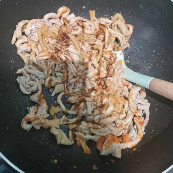 Bumbui dengan garam, gula pasir, dan kecap manis.