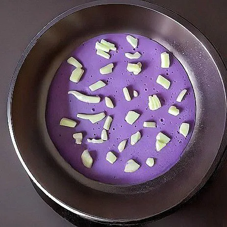 Taburi permukaan dengan keju mozzarella. Masak dengan api kecil hingga bagian bawah matang, keju meleleh, dan permukaan kering.