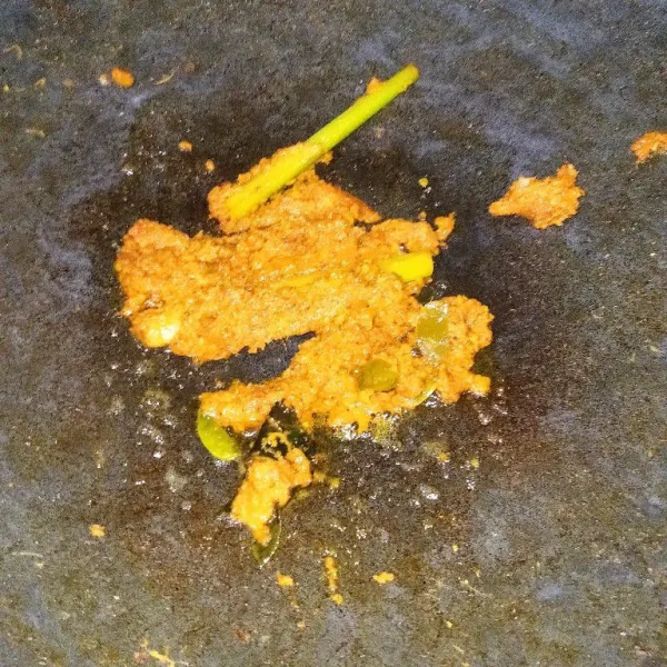Tumis bumbu halus hingga harum, tambahkan daun jeruk dan sereh.