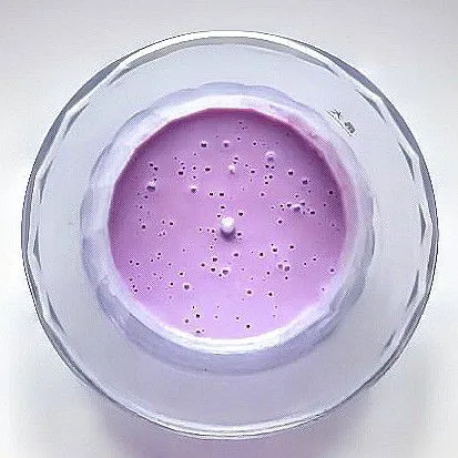 Masukkan susu bubuk, lalu aduk hingga rata.