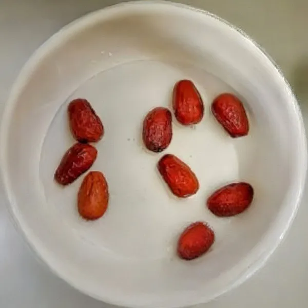 Masukkan 250 ml air ke dalam panci, didihkan. Tambahkan 6 buah kurma merah yang sudah dibelah dua dan buang bijinya. Rebus hingga mendidih.