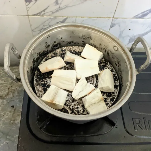 Rebus singkong hingga empuk selama 30 menit.