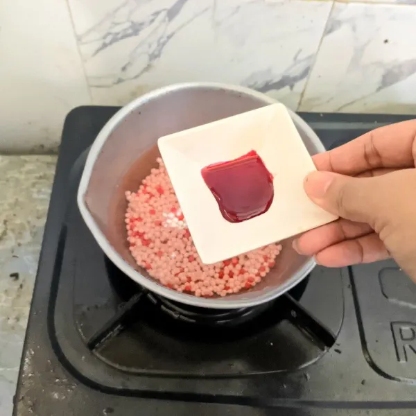 Tambahkan pewarna makanan.