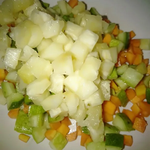 Masukan nanas yang sudah di potong.