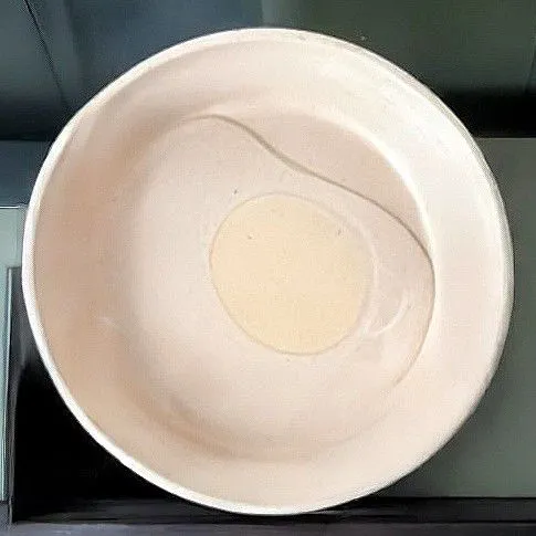 Masukkan 60 ml air dan 20 gr minyak ke dalam wajan, panaskan dengan api kecil hingga muncul gelembung.