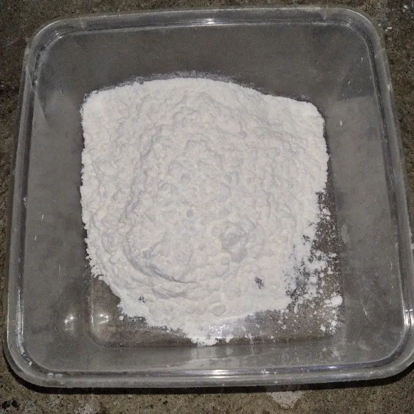Campur tepung terigu, baking powder, bawang putih bubuk, maizena, dan kaldu ayam bubuk hingga rata. Bagi menjadi adonan basah dan kering.