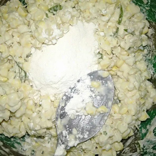 Lalu, masukan baha tepung terigu dan maizena.
