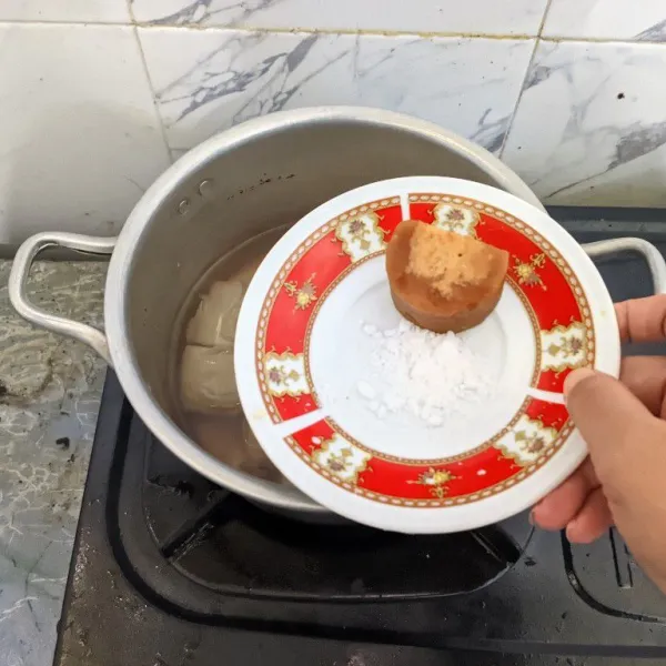 Masukkan gula merah, biarkan singkong empuk dan air menyusut.