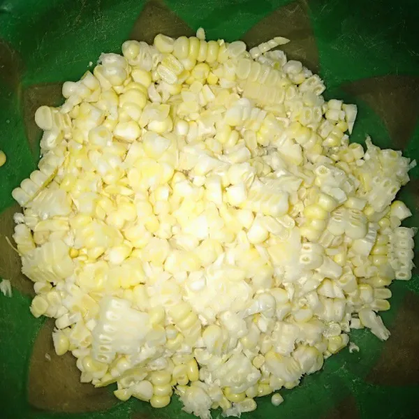 Langkah pertama, pipil jagung manis.
