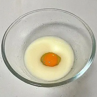 Campurkan 100 ml susu cair hangat dengan 1 butir telur, kocok hingga rata.