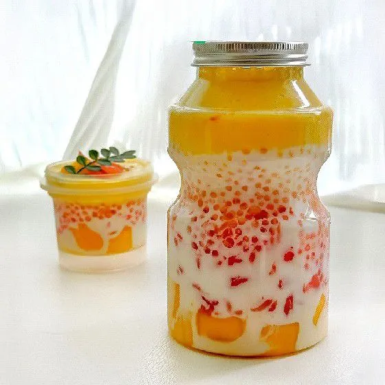 Tuangkan jus mangga yang sudah diblender sebelumnya hingga memenuhi botol.