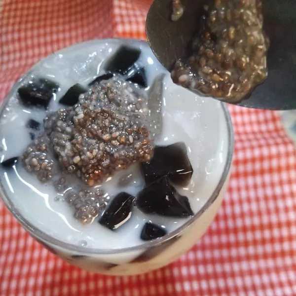 Masukkan chia seed atau selasih.