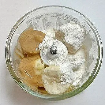 Haluskan pisang, lalu campurkan dengan susu cair, pasta kacang, tepung terigu, dan 1 butir telur. Blender hingga tercampur rata.