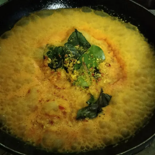 Haluskan gula pasir, ketumbar, merica bubuk, garam, jahe, lengkuas kunyit, cabe rawit, cabe merah besar, bawang putih, dan bawang merah sebagai bumbu yang dihaluskan. Tambahkan daun salam, lalu masak hingga harum.
