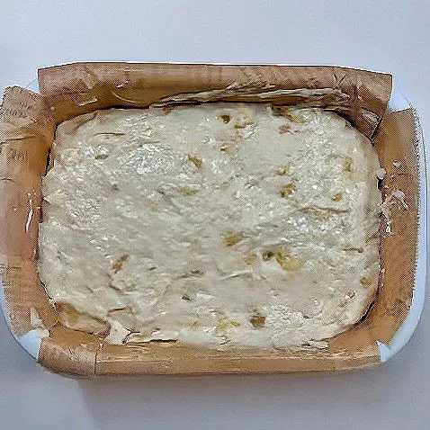 Tuangkan adonan ke dalam loyang yang sudah dialasi kertas roti. Tutup loyang dan diamkan selama 2 jam hingga adonan mengembang.