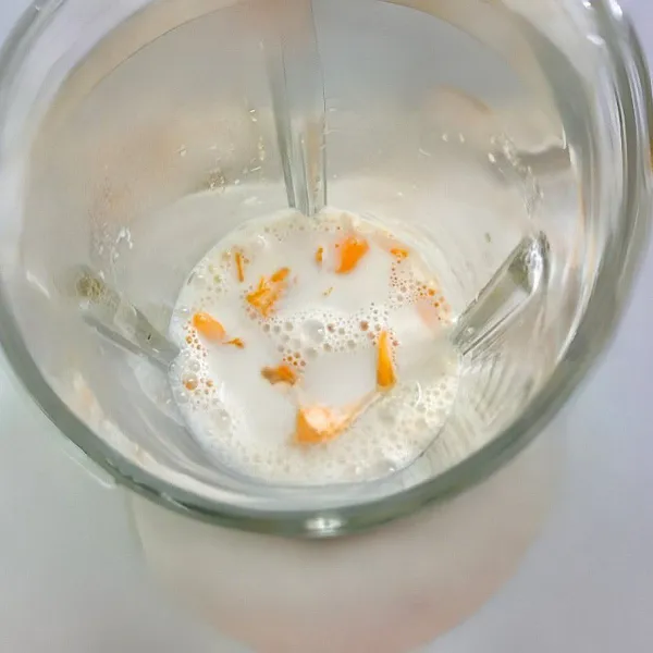 Masukkan mangga ke dalam blender, lalu tambahkan susu cair dan gula pasir. Blender hingga halus.