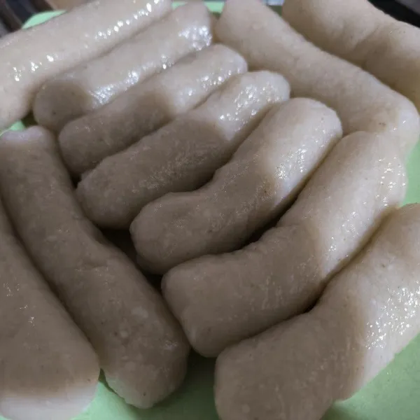 Tiriskan dan diamkan sampai benar-benar dingin. Masukkan ke dalam kulkas supaya lebih mudah di iris.