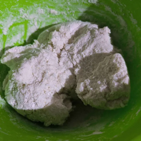 Tambahkan tepung tapioka sedikit demi sedikit, lalu uleni sampai adonan bisa dibentuk.