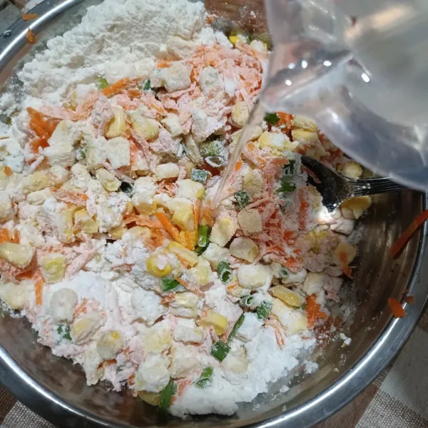 Tuangkan air secukupnya.