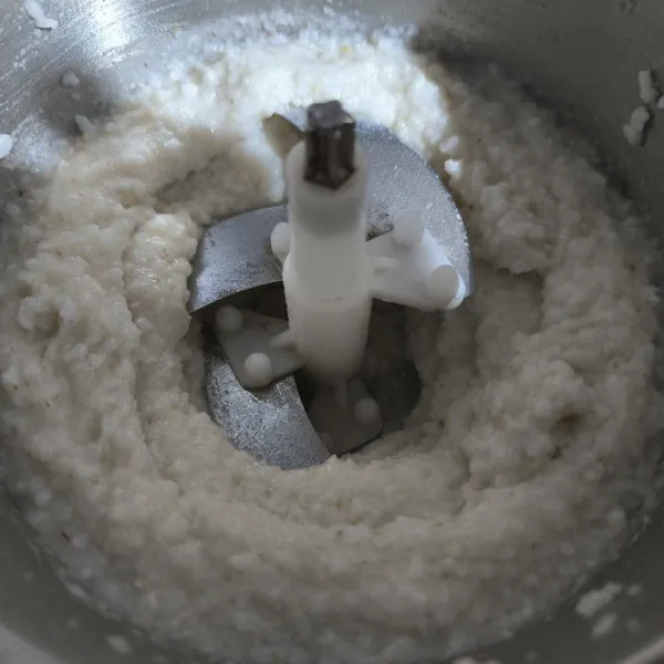 Haluskan nasi, bawang putih, garam, ketumbar bubuk, dan kaldu bubuk menggunakan chopper hingga halus.