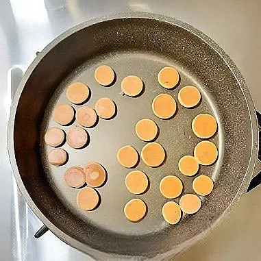 Balikkan biskuit, lalu panggang kembali selama 1 menit hingga matang dan berubah warna menjadi kecokelatan.