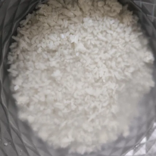 Rendam nasi selama 2 jam, lalu bilas sampai bersih.