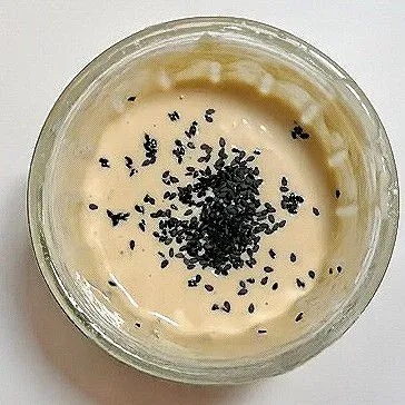 Tambahkan wijen hitam, lalu aduk kembali hingga rata.