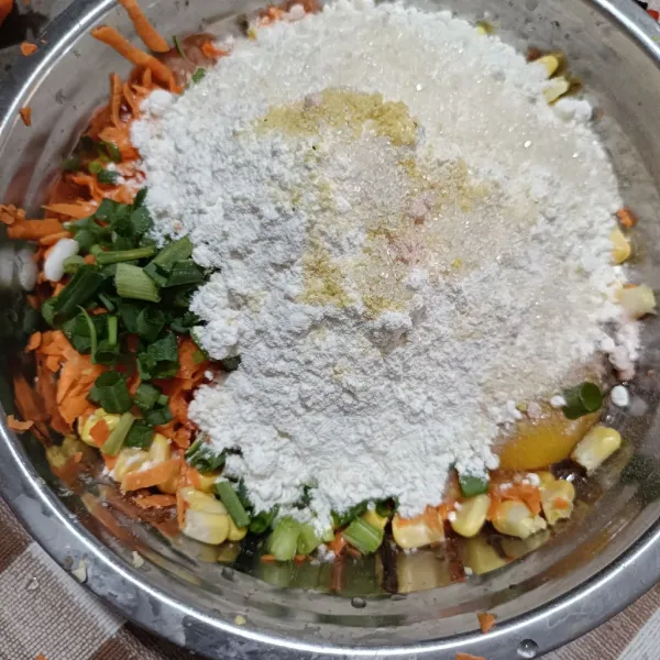 Masukkan tepung terigu, lada bubuk, gula pasir, garam himalaya, dan penyedap rasa.