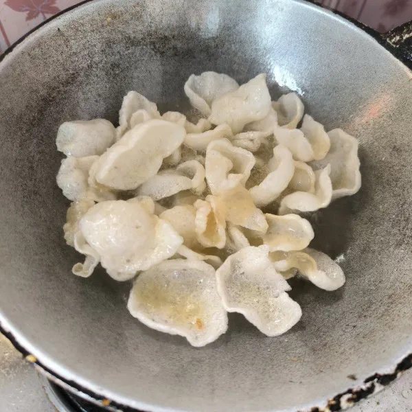 Goreng ke dalam minyak yang sudah dipanaskan hingga matang. Angkat dan tiriskan.