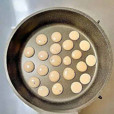 Tutup wajan, lalu panggang dengan api kecil selama 3 menit.