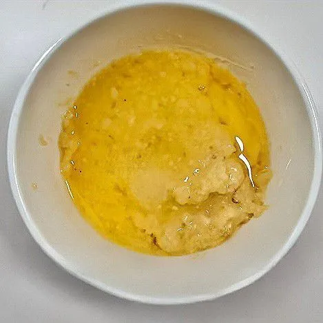 Campurkan pisang halus dengan minyak jagung ke dalam wadah. Aduk hingga tercampur rata dan bertekstur seperti krim.