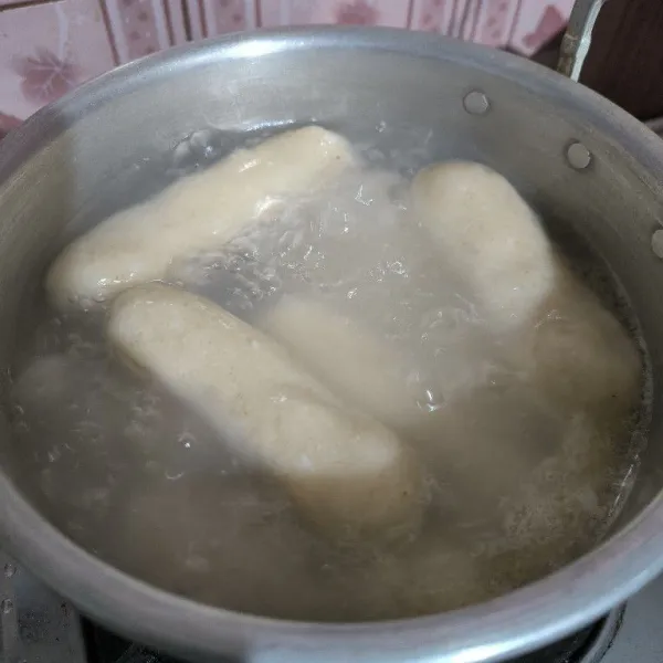 Rebus air hingga mendidih, setelah mendidih masukkan adonan kerupuk dan rebus sampai matang serta mengapung.