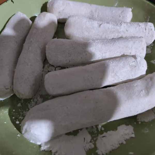 Ambil adonan secukupnya, lalu bentuk adonan menjadi lonjong memanjang.