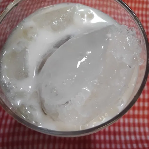 Masukkan susu cair dan es batu.