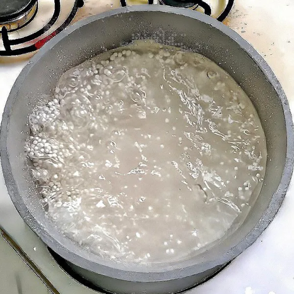 Didihkan air, lalu masukkan sagu mutiara dan rebus sambil diaduk hingga hampir transparan. Angkat dan rendam sebentar dalam air dingin.