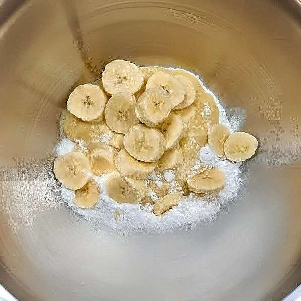 Tambahkan tepung terigu dan irisan buah pisang. Aduk hingga tercampur rata menjadi adonan.