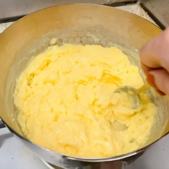 Panaskan dengan api kecil sambil terus diaduk. Aduk terus hingga adonan mengental.