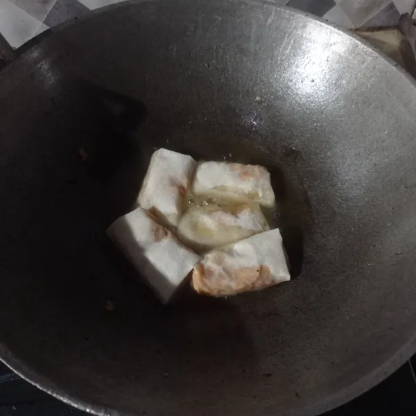 Goreng diminyak panas sampai matang, tiriskan.